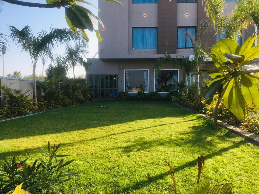 Golden Oasis Hotel Mahesana Exterior photo